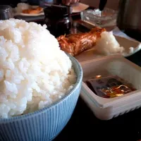 Snapdishの料理写真:焼魚定食。ごはんの量がバカ。完食したけど。|ゅωゅωさん