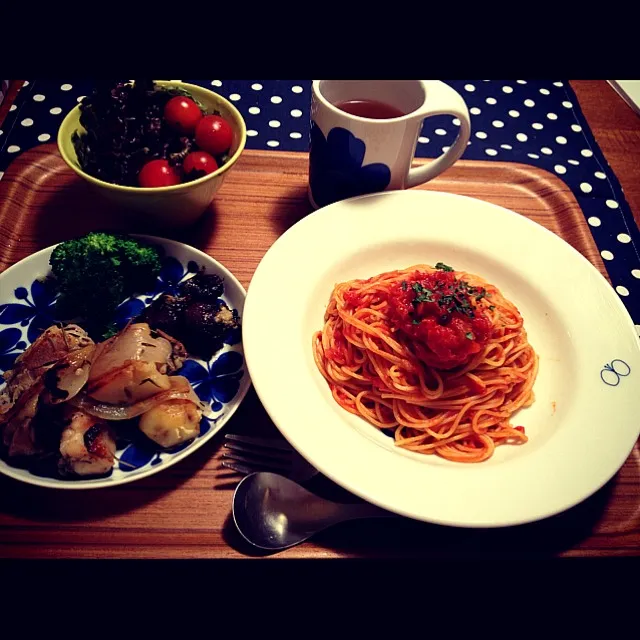 まだ帰ってきてないけど夫ごはん。トマトソースパスタ、ストウブでチキンと野菜のハーブグリル、ブラウンマッシュルームタパス、ガーリック風味のブロッコリー、トマトとサニーレタスのサラダ。なんか今日はまだしんどかった。|chiharuさん