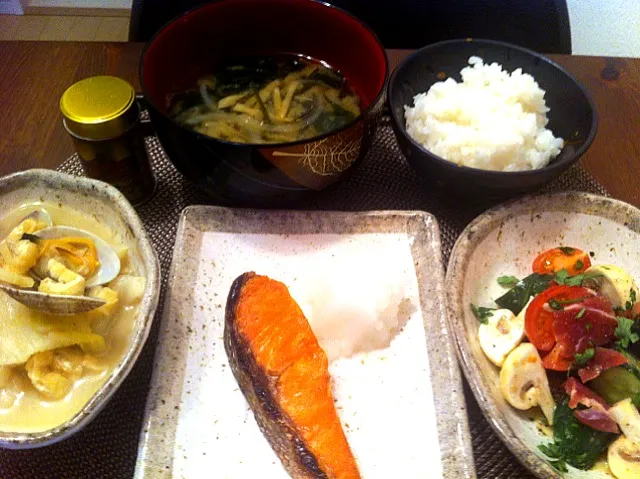 年末年始お休み開始！焼鮭、あさりと揚げと白菜の酒蒸し味噌仕立て、ごろごろサラダ、わかめと玉ねぎと生姜のお味噌汁。平日にはないゆったりとした朝！|番長さん