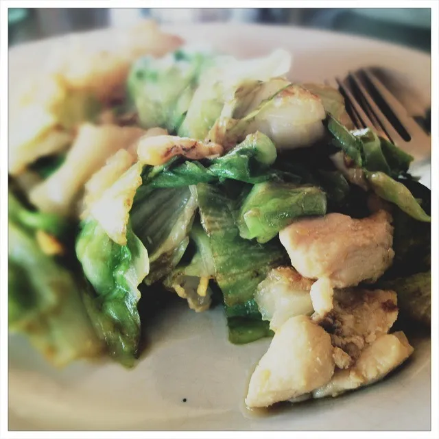 fried noodles with chicken and iceberg lettuce|asit wangsuekulさん