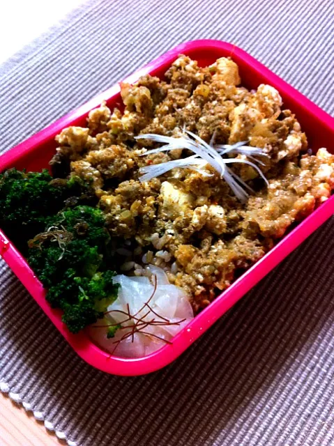 今日のおべんと。麻婆丼、ブロッコリー、カブの酢漬け。2011年のおべんとはこれで終わりっ！|nozomi tsujiさん