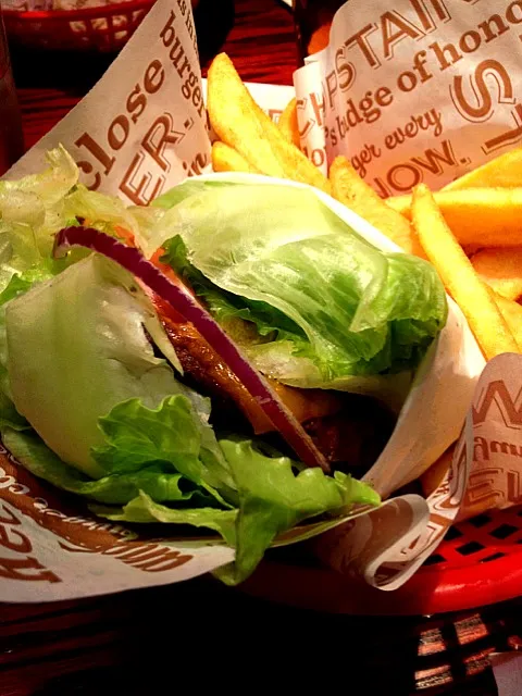 lettuce wrapped burger|Nina Onsagerさん