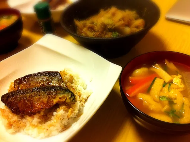 さんまの蒲焼丼、根菜とエリンギのスープ、白菜の胡麻和え。|liccaさん