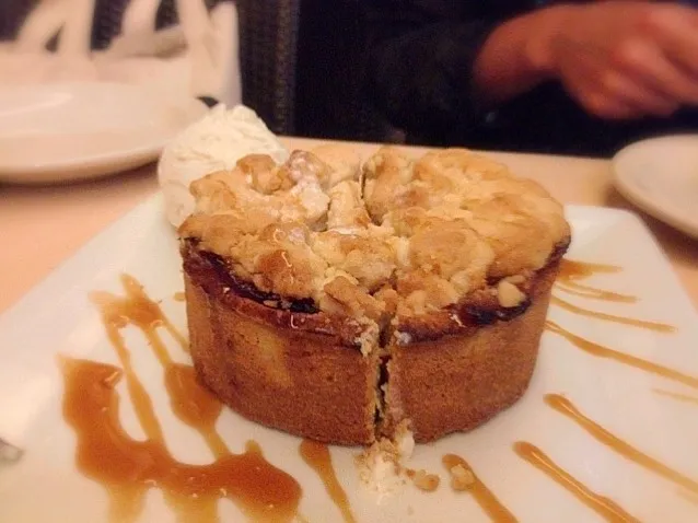 Warm Apple Crumb Tart @Ruth's Chris Steak House (already cut in half)|Junya Tanakaさん