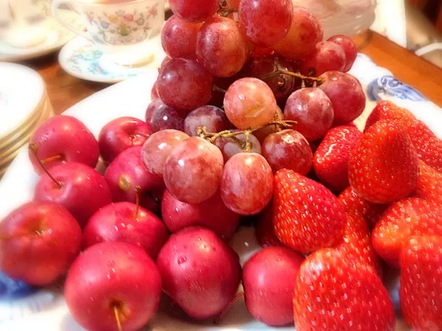 Strawberries, Grapes, and Crabapples|Junya Tanakaさん