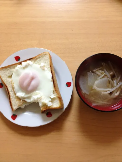 フライパン目玉焼きトーストとみそ汁|mayumiさん