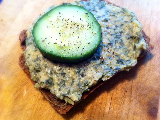 rocket hummus with cucumber on homemade spelt bread|Gabiさん