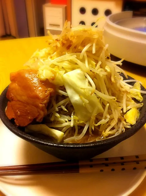 うちの年越しそば、というか年越しラーメン。太く長くこってりワシワシと生きられますように…なのか？(^_^;)さすがに二人で半分こ。|liccaさん