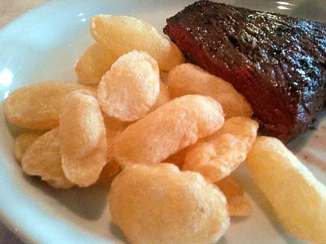 Snapdishの料理写真:Nada como um bom steak ao sal  grosso com  um chopp gelado para iniciar os trabalhos deste último dia do ano : P|Alessandro Mendesさん