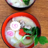 お雑煮 （人参、大根、里芋、ごぼう、鳥肉、なると巻、三つ葉、お餅、白味噌昆布出汁）|トモさん