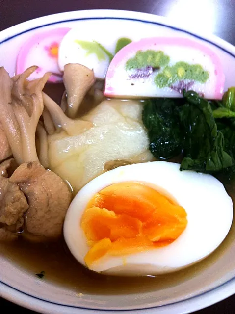 今年の元旦のお雑煮(^｡^) 昆布出汁、醤油味|ままぞうさん