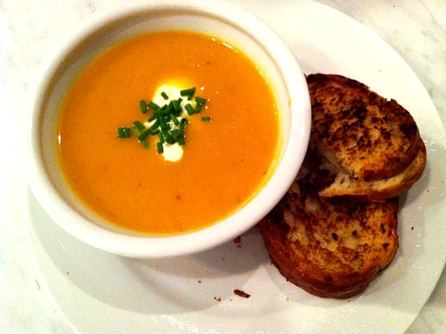 Butternut squash soup and grilled asiago & cheddar cheese sandwich|Cindyさん