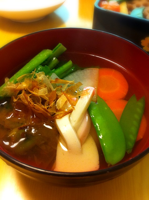 お雑煮 大根 にんじん 正月菜 絹さや かまぼこ 花かつお Licca Snapdish スナップディッシュ Id Nywpz