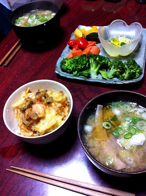 Snapdishの料理写真:バーニャカウダ、かき揚げ丼、魚のアラ汁|Oshiro Yuiさん