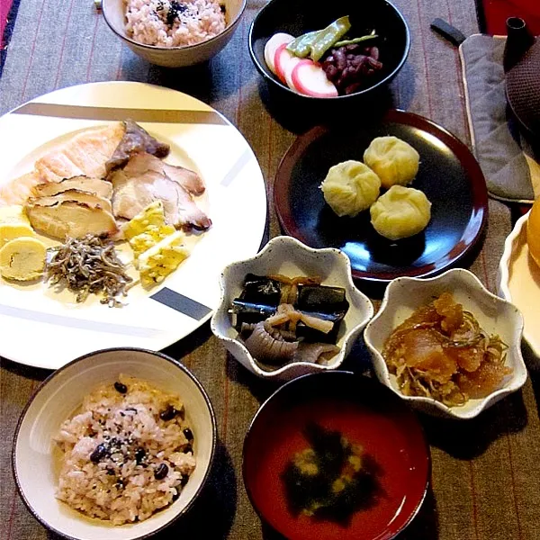 今年最初のご飯は、差し入れをお節風に盛り付けて、お赤飯と一緒に。|Keiさん