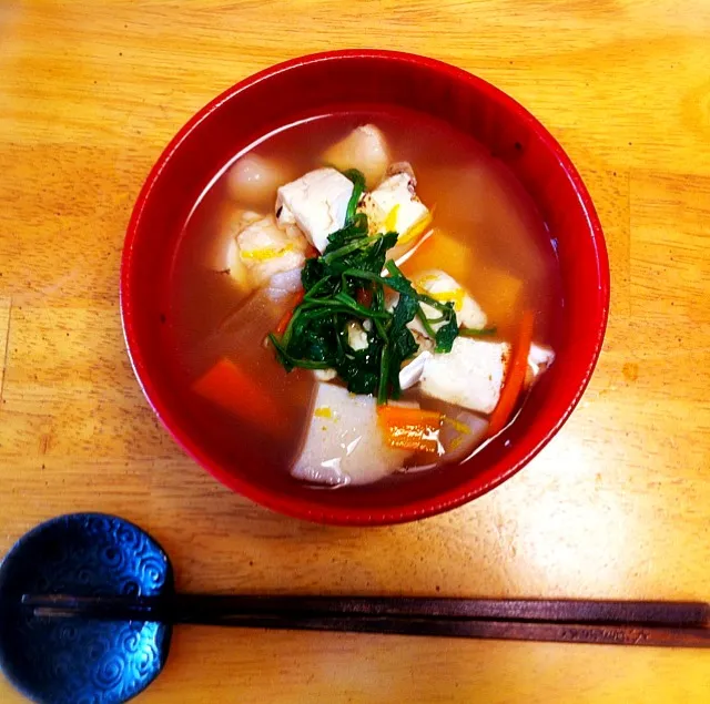 毎年恒例母のお雑煮です。底の方には焼きたてもちもちのお餅！お餅は祖母の手作り。毎年暮れに送られてきます。|Spitchiさん