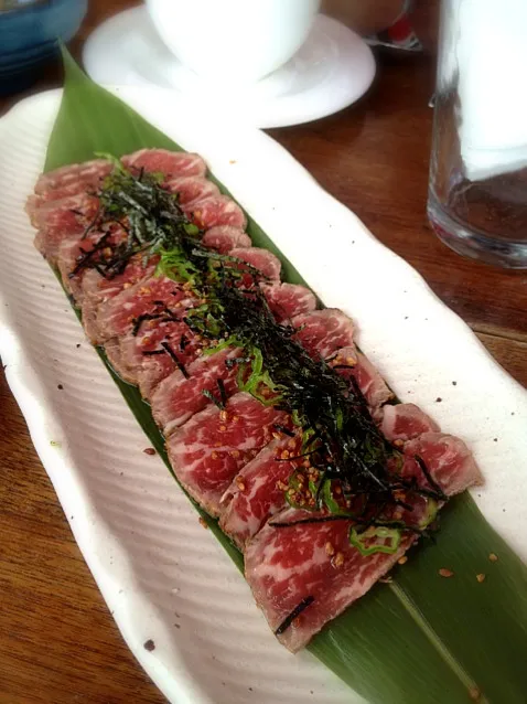 seared black angus beef tataki chopped nori, toasted buckwheat, green chili ponzu|Jaraineさん