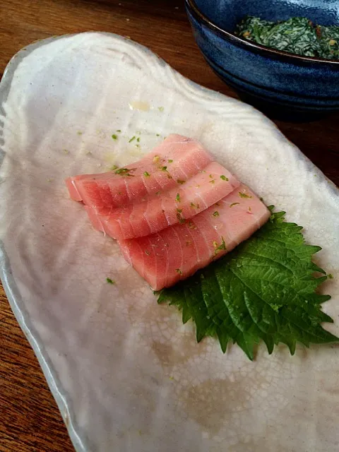 Snapdishの料理写真:sliced semi-fatty southern bluefin tuna young ginger, kaffir lime, green tea salt|Jaraineさん