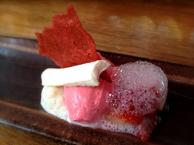 wildstrawberryconfit - cardamom rice pudding, crispy meringue, sichuan pepper cloud|Jaraineさん