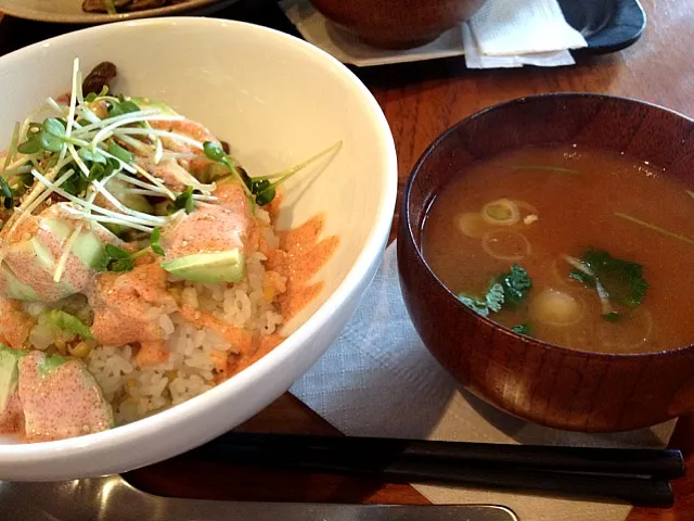 アボカドとマグロの明太子マヨ丼|Satoeさん