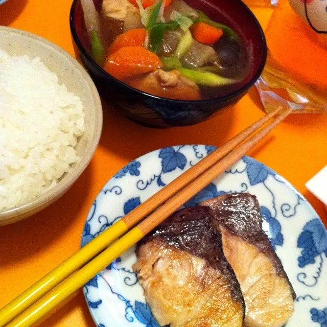 2人でお正月しました！ブリの塩焼きとお雑煮。よもぎ餅も食べたよー|ramuta mitohiさん