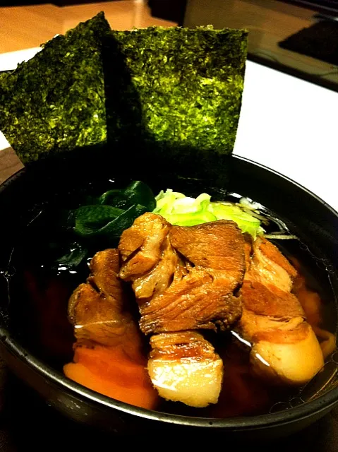 手作りチャーシューで夜中のラーメン♫麺は後輩くんのお父さんが作った生麺。今日は一日中新年会だったから、〆のおうちラーメンが美味しい〜|羽子田 浩子さん