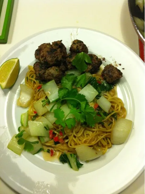 thai noodles with koriander meatballs|oaseさん