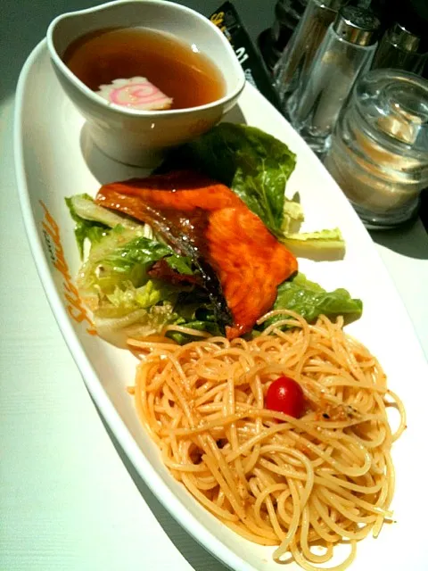 Aglio Olio with Grilled Salmon Fillet & Spicy La-La Soup|Renee Limさん