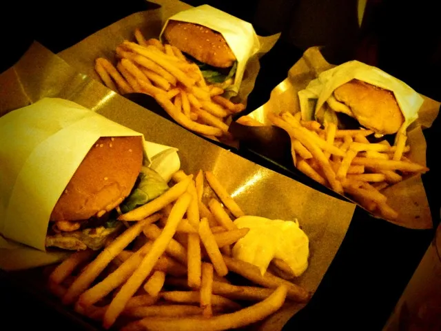 Snapdishの料理写真:Pulled Pork Burger with Fries|Renee Limさん