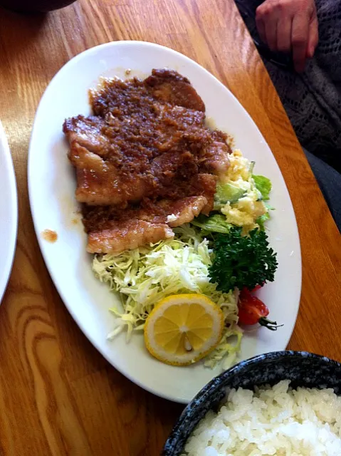 Snapdishの料理写真:豚ロース生姜焼き定食|かぁちゃん♪さん