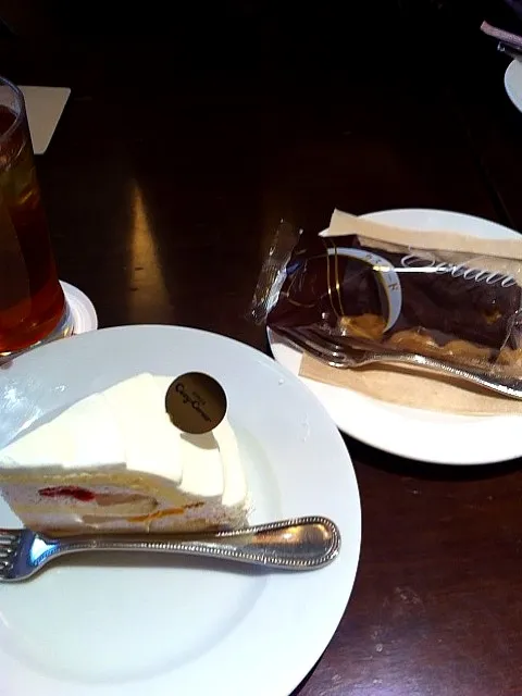 おなかすいたのでひとりでフルーツケーキとエクレア食べちゃう|Ｋさん