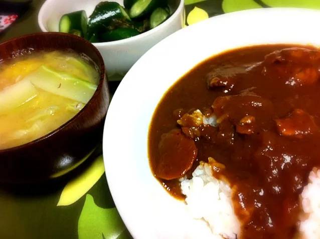 二日目カレー，ブロッコリーの茎と白菜のミソスープ，キュウリのトロロ昆布漬け。もうなんだかよーわからん組合せ。|もとゆきさん