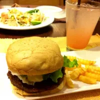 Snapdishの料理写真:wakyu burger|Komkrit Pipatpanukulさん