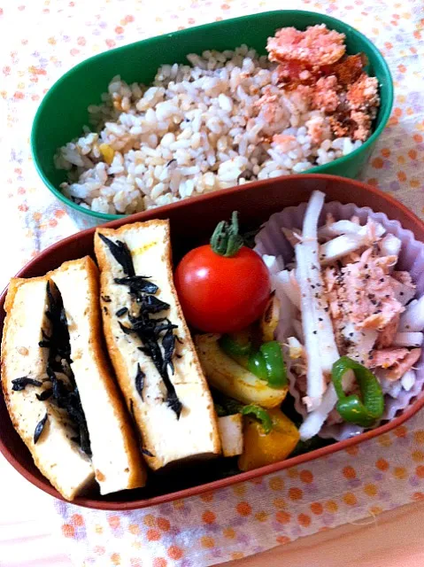 今日のおべんと。ひじき入り焼き生揚げ、ピーマンカレー炒め、ツナと大根のサラダ、たらこ。|nozomi tsujiさん