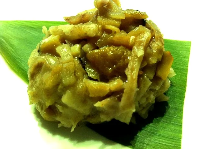 Steamed taro nest with dried turnip & turnip on leaf|Nicholas Tayさん