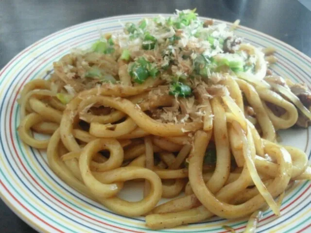 お昼に焼きうどんを作りました。豚肉にキャベツ、もやしといったオーソドックスなものです。味はソースに少し醤油を混ぜるのがコツ。しつこくなくなります。|SATOSHI OOCHIさん