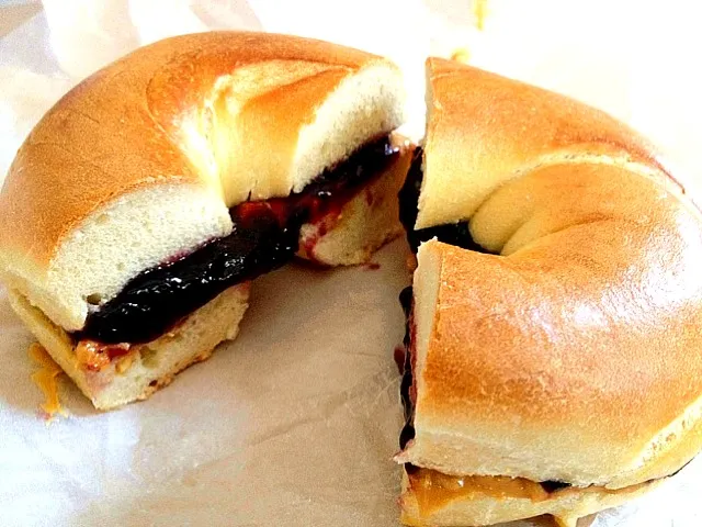 Peanut butter & jelly bagel|chan mitsuさん