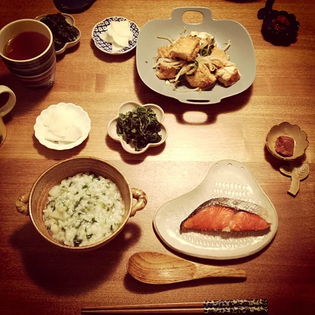 Snapdishの料理写真:夕飯。七草粥、鮭の塩焼き、ほうれん草の胡麻和え、蕪の塩麹漬け、厚揚げともやし炒め。夜ごはんやからね、お魚も食べたくて！味付けは全部あっさりと。|chiharuさん