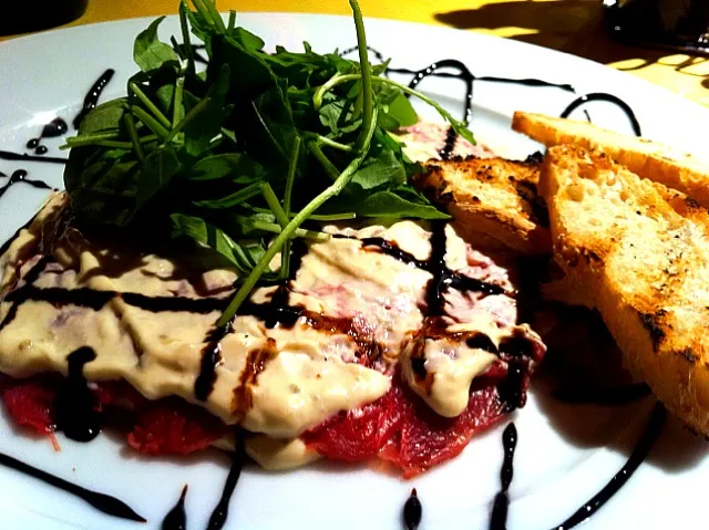 carpaccio de bufala con crema de atun picatostes y concassé de tomates cebollinos y gotas de vinagre|txikita69さん