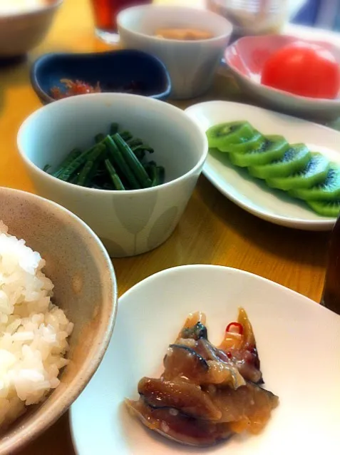 朝ごはん。鰊の切込、わらびたまり漬け、佃煮、高野豆腐の煮物、トマトとキウイ 。|liccaさん