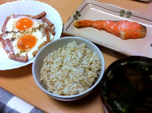 Snapdishの料理写真:スパム入り目玉焼きなど|TonyYamadaさん