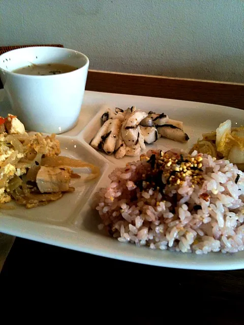 カフェランチなう。ヘルシーだけど色が地味。まるで自作料理みたいだw|ミホ@なごやさん