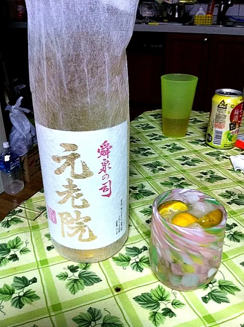 後輩から送ってもらった焼酎を庭で採れたシークワーサーで割ってみた！|ぶーちゃんさん