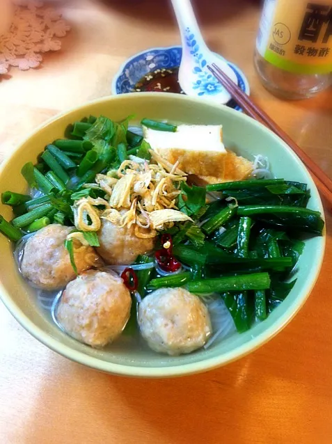 Rice noodle soup with meatballs|Felicia Solihinさん