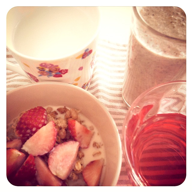 今日も美味しく朝ごはん白湯黒ごまきな粉バナナ豆乳苺豆乳フルーツグラノーラアセロラドリンク Ami Snapdish スナップディッシュ Id Vsz45