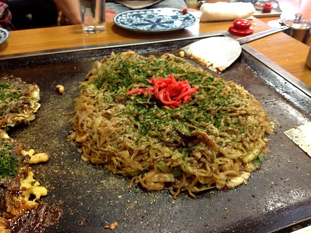 富士宮焼きそばの人気店。麺がモチモチで、中に入った卵が半熟になってて最高ー！ヽ( ´ー`)ﾉ|ひろぱげさん