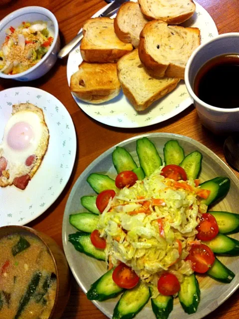 今朝は珍しくパン食、おはよーございます！今日から教室始動です。目玉焼きちゅうちゅうしてガンバルぞい！|Suzuki Akikoさん