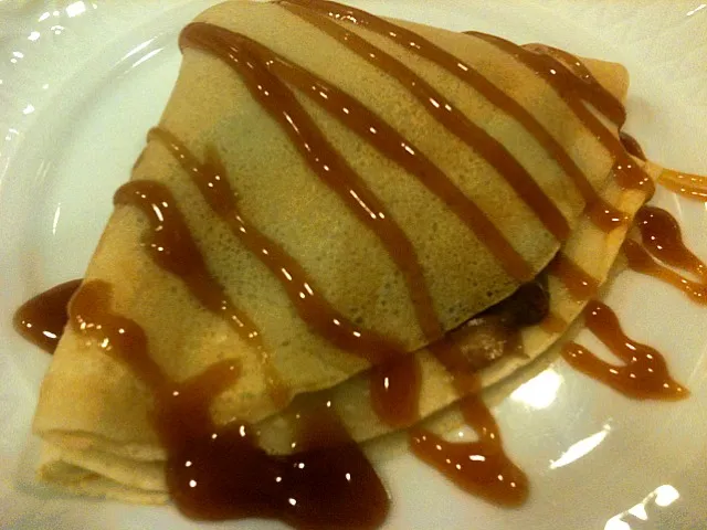 Pra finalizar o festival de crepes aqui em casa em grande estilo...crepe de mousse de chocolate com calda de caramelo. : P|Alessandro Mendesさん