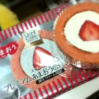 Snapdishの料理写真:あまおうのロールケーキ|さやちさん