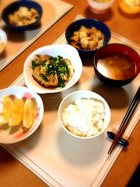 ばんごはん。鶏肉と卵の親子丼風炒め物、筍のチーズ焼き、お餅が余ってたのでお雑煮、ごはん、りんご|himaさん